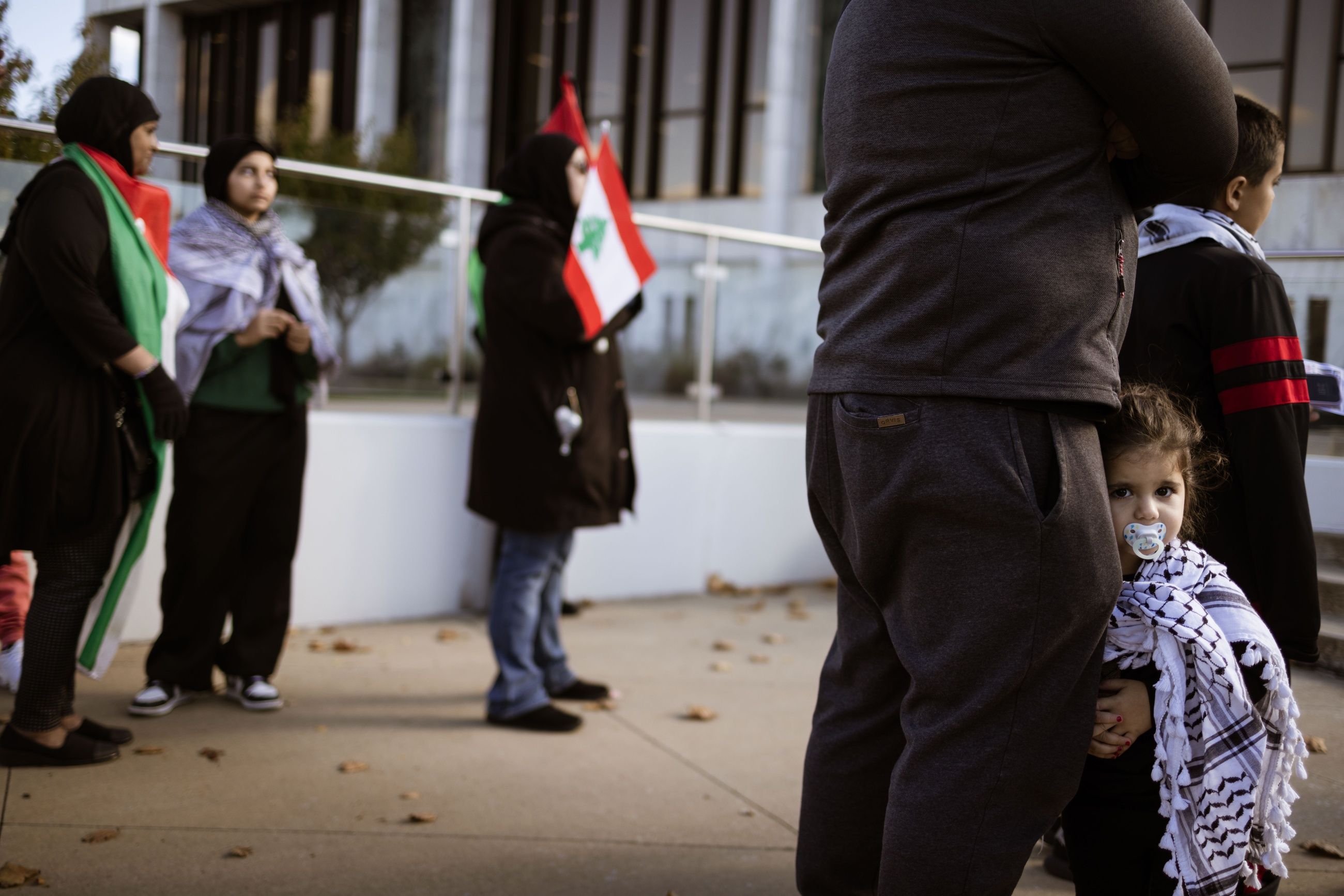 Protest: Kameela (3) holder fast i faren sin på en politisk markering i Dearborn i USA.