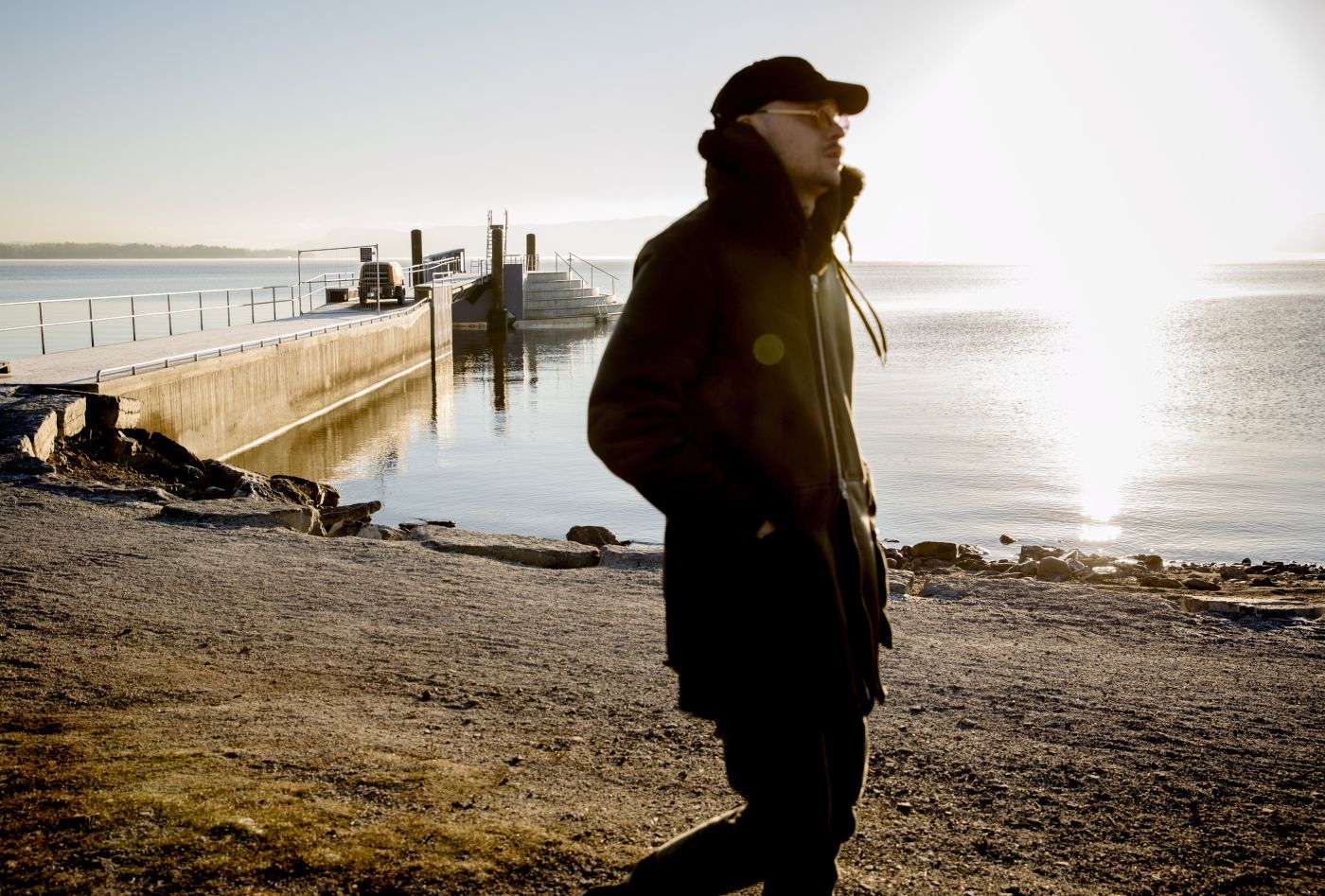 R&B-sanger Unge Ferrari, som slipper nytt album 30.11. Bildene er fra huset der han vokste opp på Hamar. Og stupetårnet ved Mjøsa