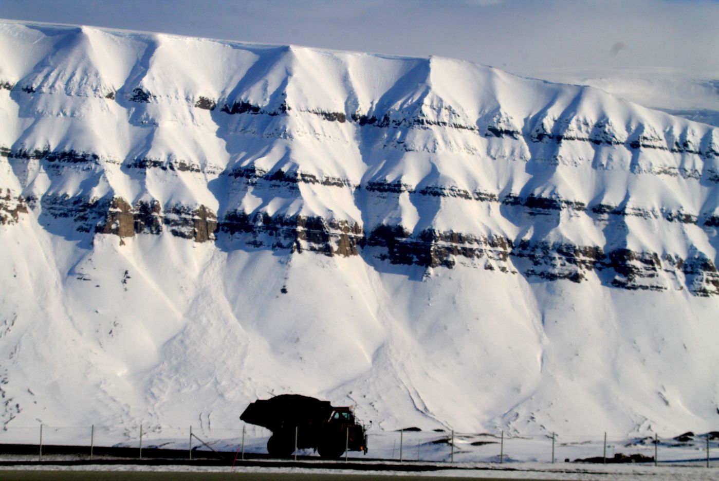 Kullet ligger lag på lag som i en bløtkake i fjellene på Svalbard. Nå har den siste lastebilen med kull kjørt fra Svea-gruvene.