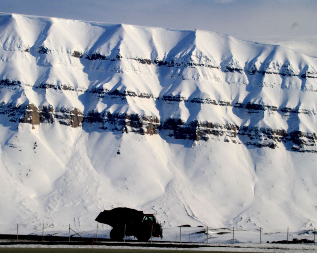 Kullet ligger lag på lag som i en bløtkake i fjellene på Svalbard. Nå har den siste lastebilen med kull kjørt fra Svea-gruvene.