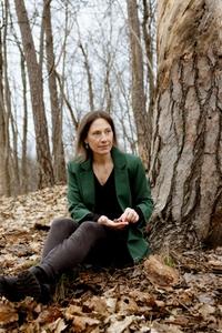 Jordnær: Marit Beate Kasin lar seg fascinere av borebillene i den døde furua ute på Bygdøy. I «Naturparadokset» skriver hun om hvordan vi kan få naturen tilbake.