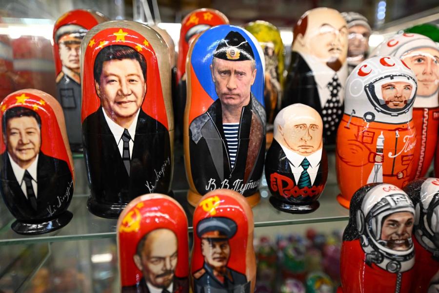Den russiske eliten slites mellom Kina og USA