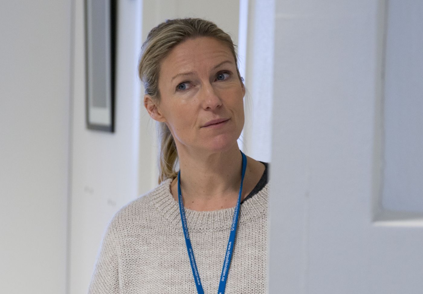 Programleder Helene Sandvig sjekker inn på lukket akuttpsykiatrisk enhet på Blakstad sykehus.
