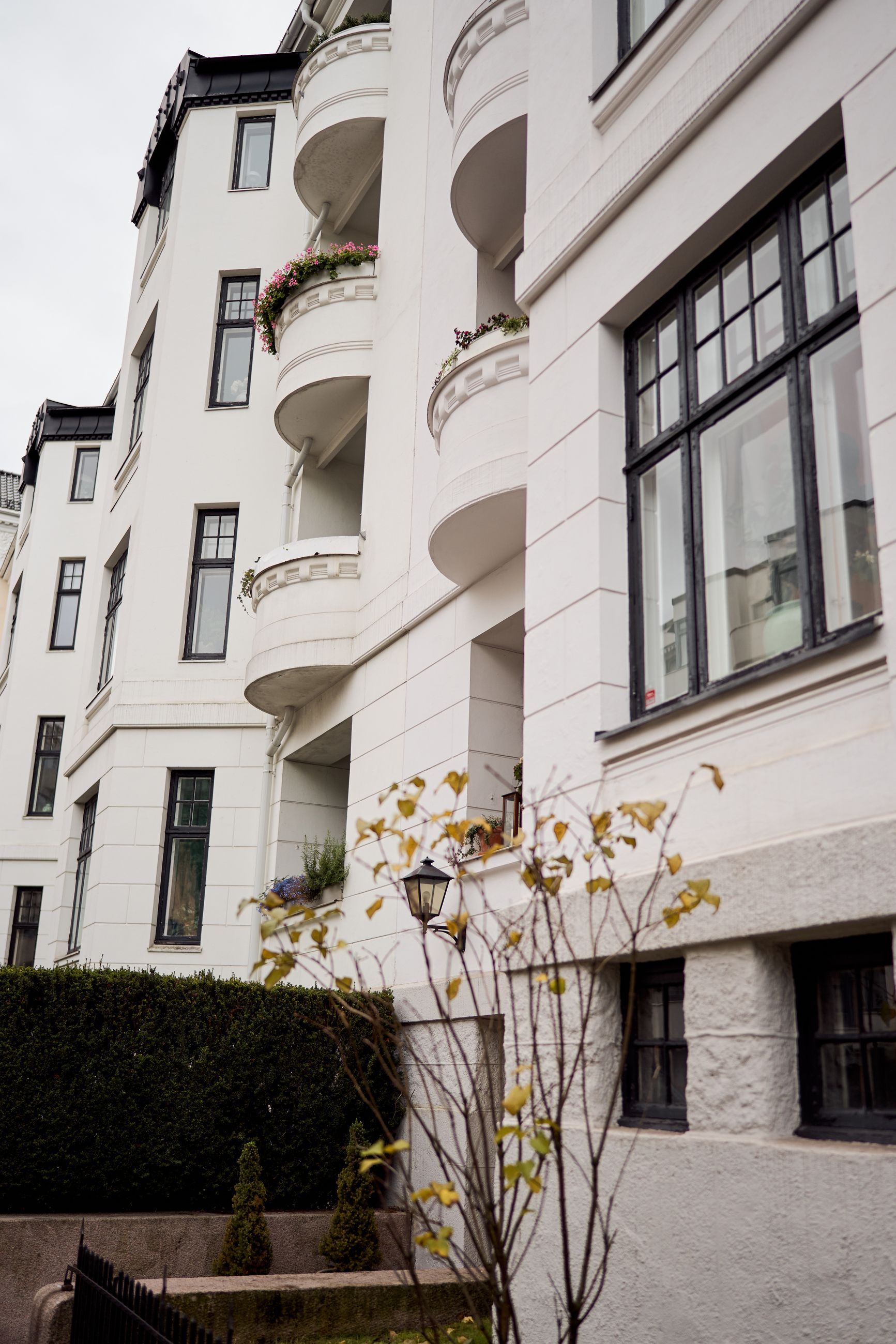 HVITT: Få steder har mer penger per kvadratmeter enn Gimlehøyden. Her bor milliardærer som Christen Sveaas, Jon Erling Melhus, Jan Petter Collier, Jon Christian Brynildsen, Øyvin Anders Brøymer, Torstein Tvenge, Sissener-familien og Aspelin-familien. Boligsalg til rundt 50 millioner er helt vanlig.