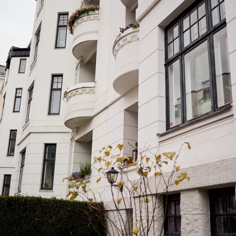 HVITT: Få steder har mer penger per kvadratmeter enn Gimlehøyden. Her bor milliardærer som Christen Sveaas, Jon Erling Melhus, Jan Petter Collier, Jon Christian Brynildsen, Øyvin Anders Brøymer, Torstein Tvenge, Sissener-familien og Aspelin-familien. Boligsalg til rundt 50 millioner er helt vanlig.