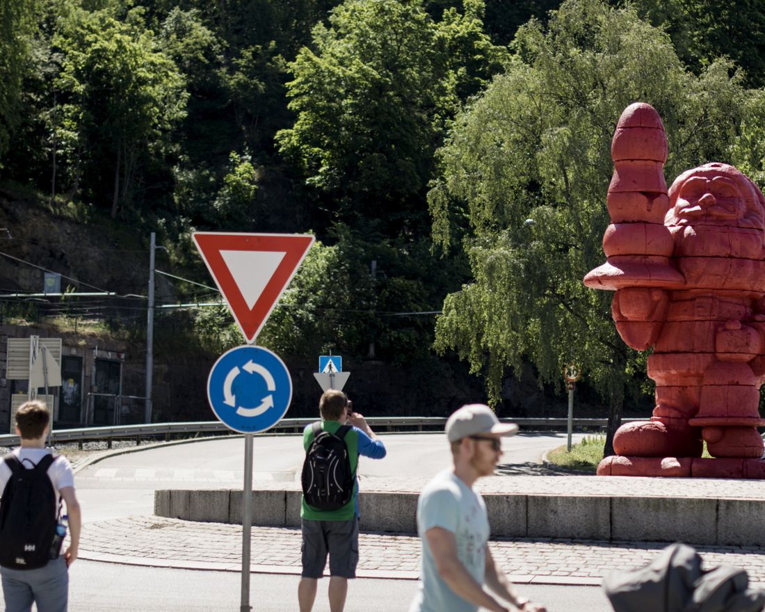 Paul McCarthys statue "Santa Claus" i Gamlebyen i Oslo går populært under tilnavnet "the buttplug gnome". Den er innkjøpt av Christian Ringnes som del av skulpturparken hans på Ekeberg.