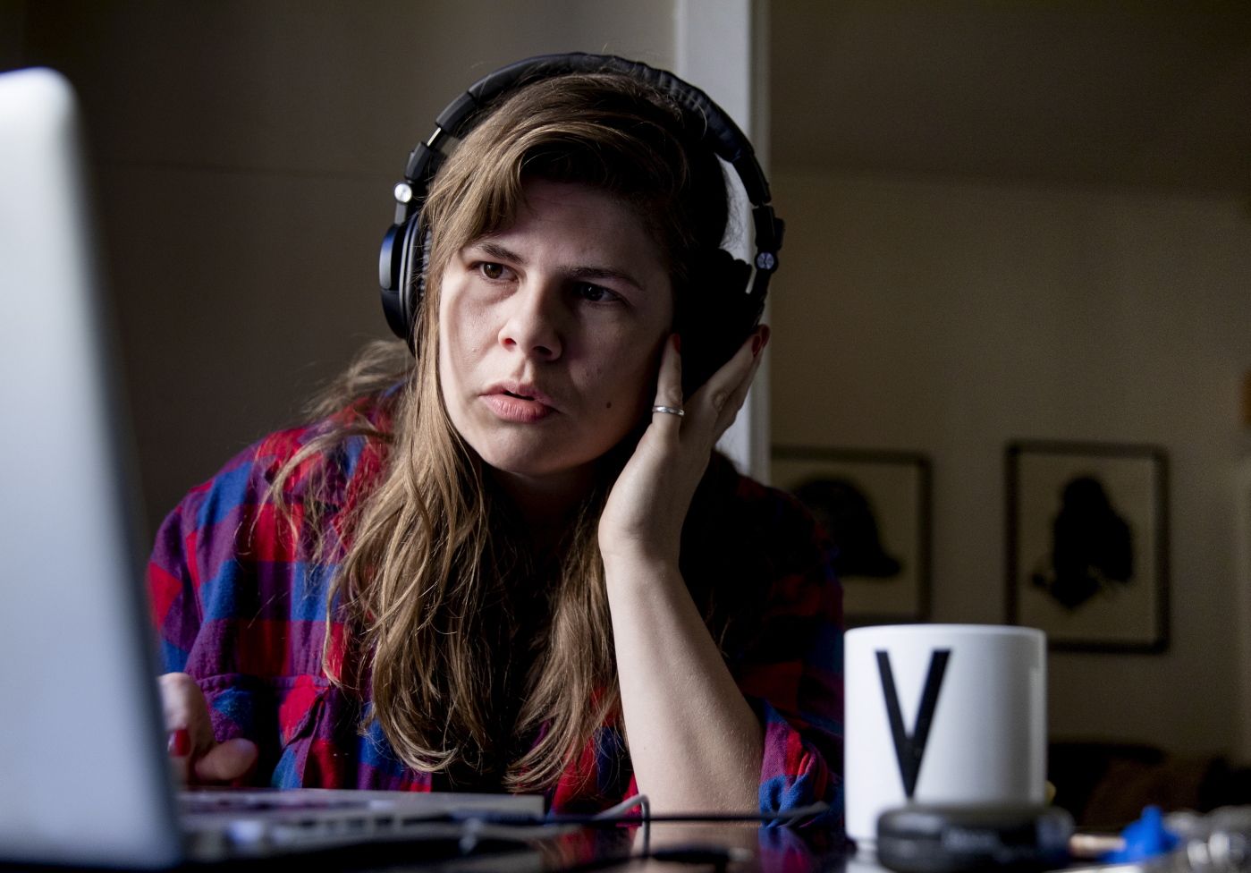 Viviana Vega er musiker og borgerlønnssaktivist. Hun spilte inn plata si på sitt spartanske kjøkken. Hun har også en fin bakgård. 
  
 Foto: Tom Henning Bratlie/Klassekampen