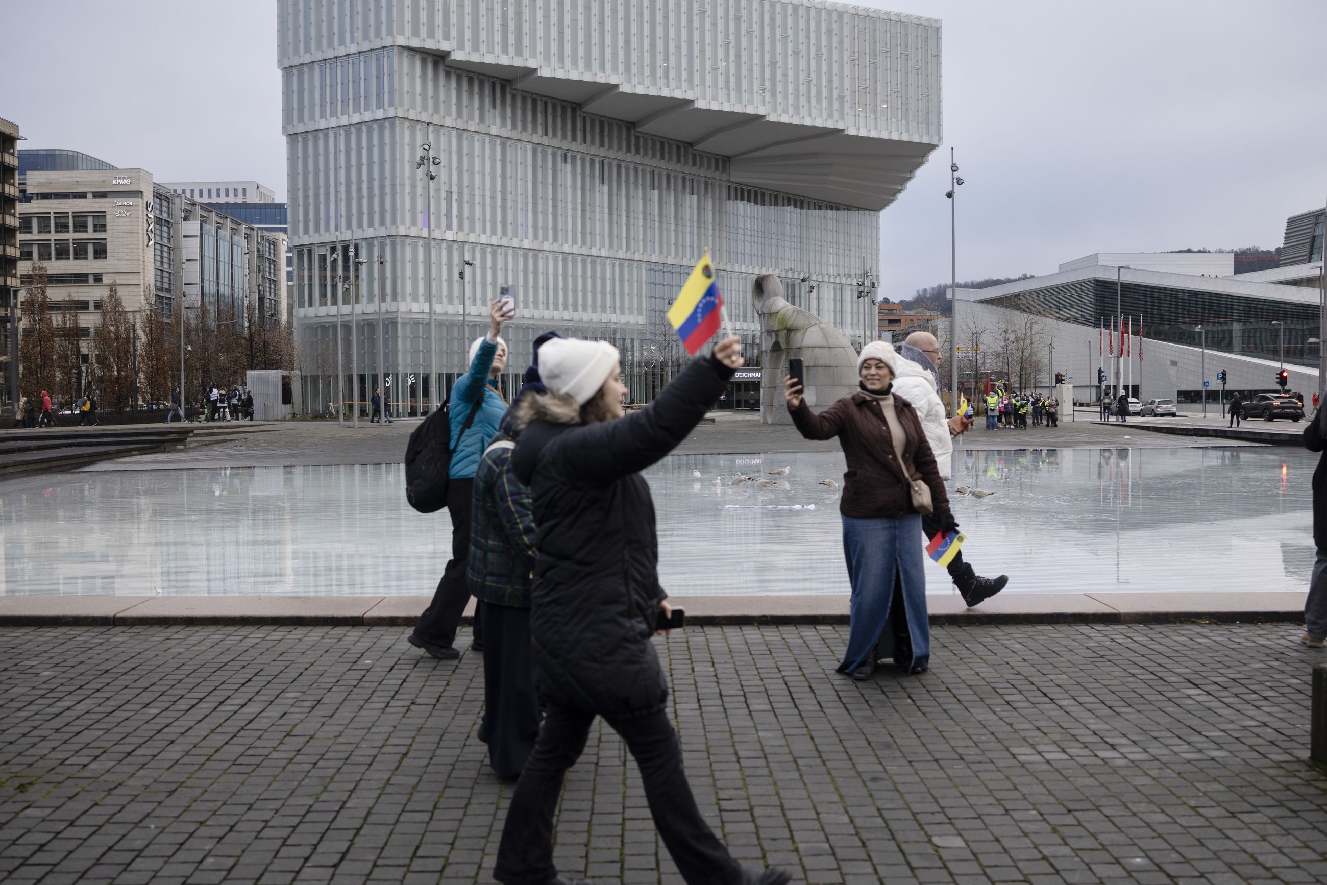 FLAGGER: Flere av María Corina Machados støttespillere var i går på omvisning i Oslo i forbindelse med utdelingen av Nobels fredspris.