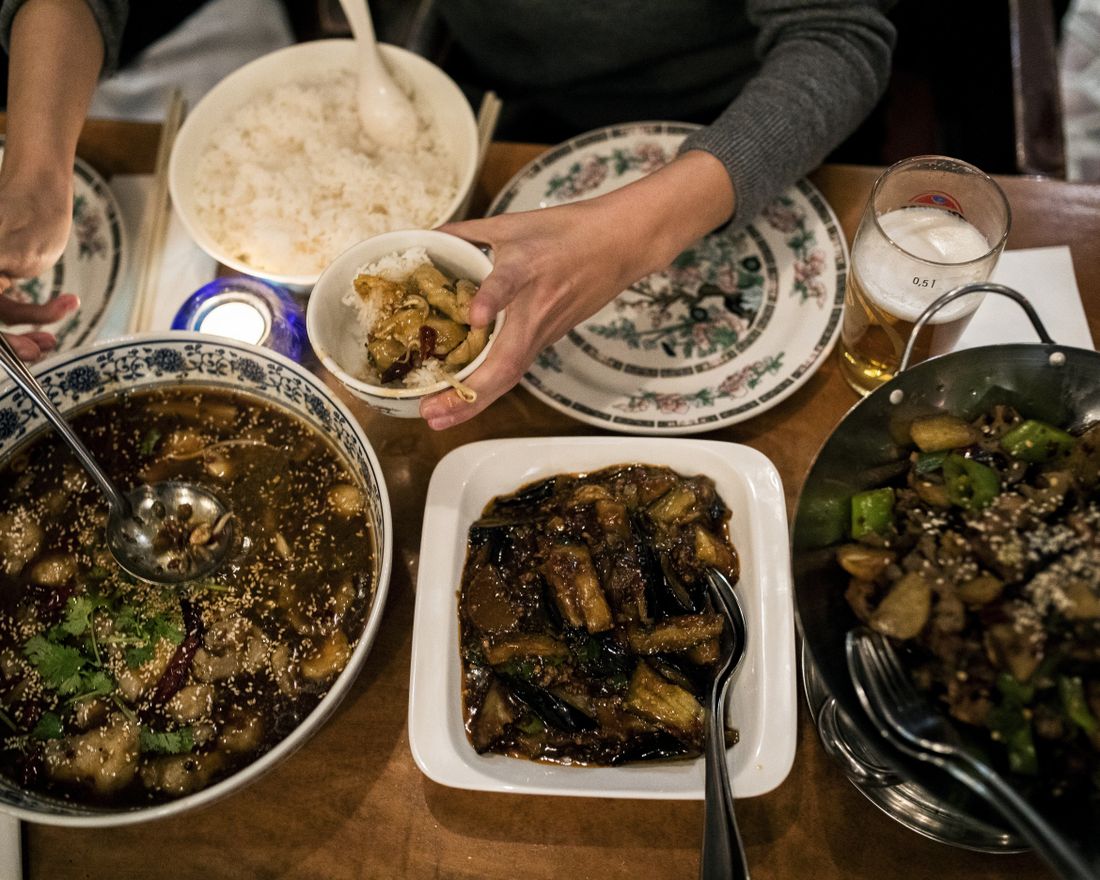 20191106 - Oslo, Norge. 
 Klassekampen besøker den kinesiske restauranten "Szechuan Chengdu" i Trondheimsveien for å undersøke hva den hemmelige, kinesiske menyen består av.