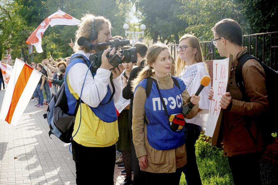 Både russiske journalister og vestligstøttede medier deltar i informasjonskrigen.
