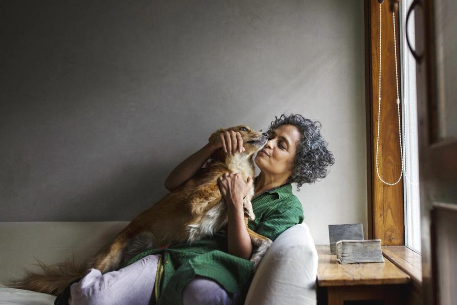 – Det fins mange utrolige mennesker, poeter og politikere, som har gjort usedvanlige ting, men som har vært vanskelige foreldre, sier Arundhati Roy