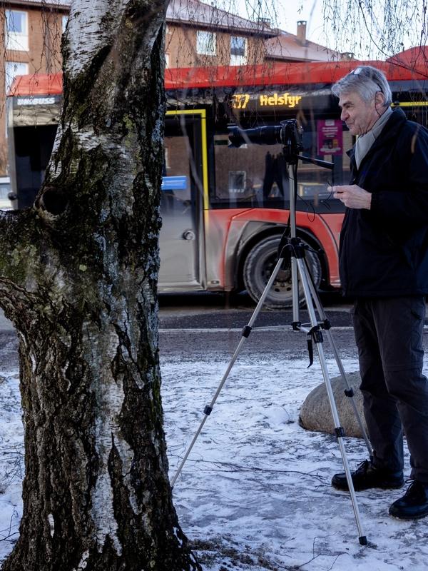 Stein Manø har vært kjemiforsker et halvt yrkesliv. Men for ham kan ingenting måle seg med å være bussjåfør på deltid.