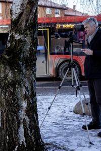 Hjulene går rundt: Stein Manø måtte legge bussjåføryrket på hylla etter en øyesykdom, men ingenting stopper ham fra å fortsette med bussfoto-hobbyen.