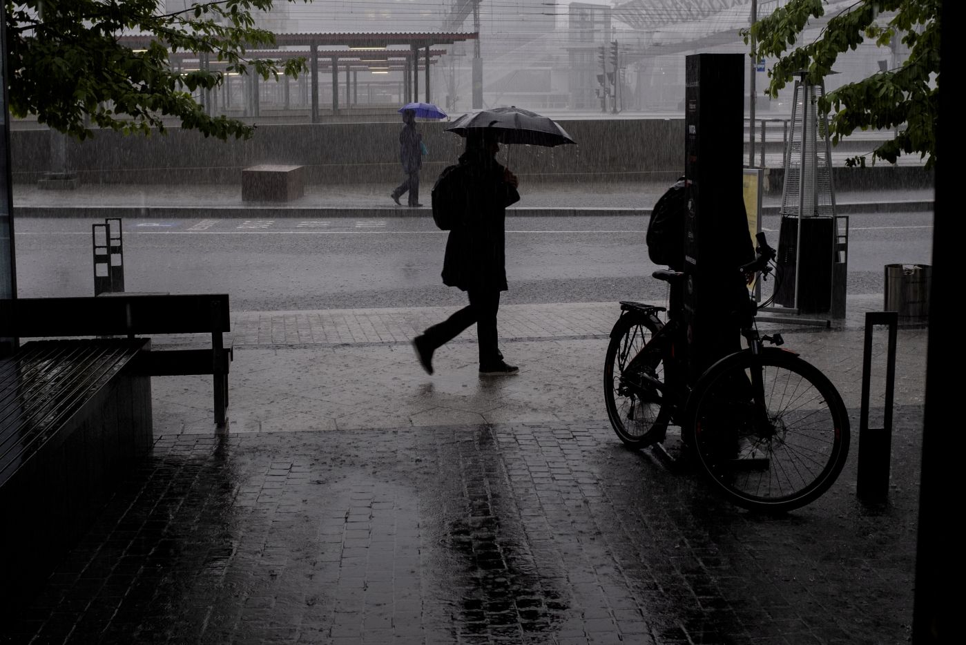 Tordenvær og enorme nedbørsmengder i Oslo. I en undergang på Oslo s kom det vann opp fra bakken, og ut fra en døråpning. Regn, vann, 
  
 Foto: Tom Henning Bratlie