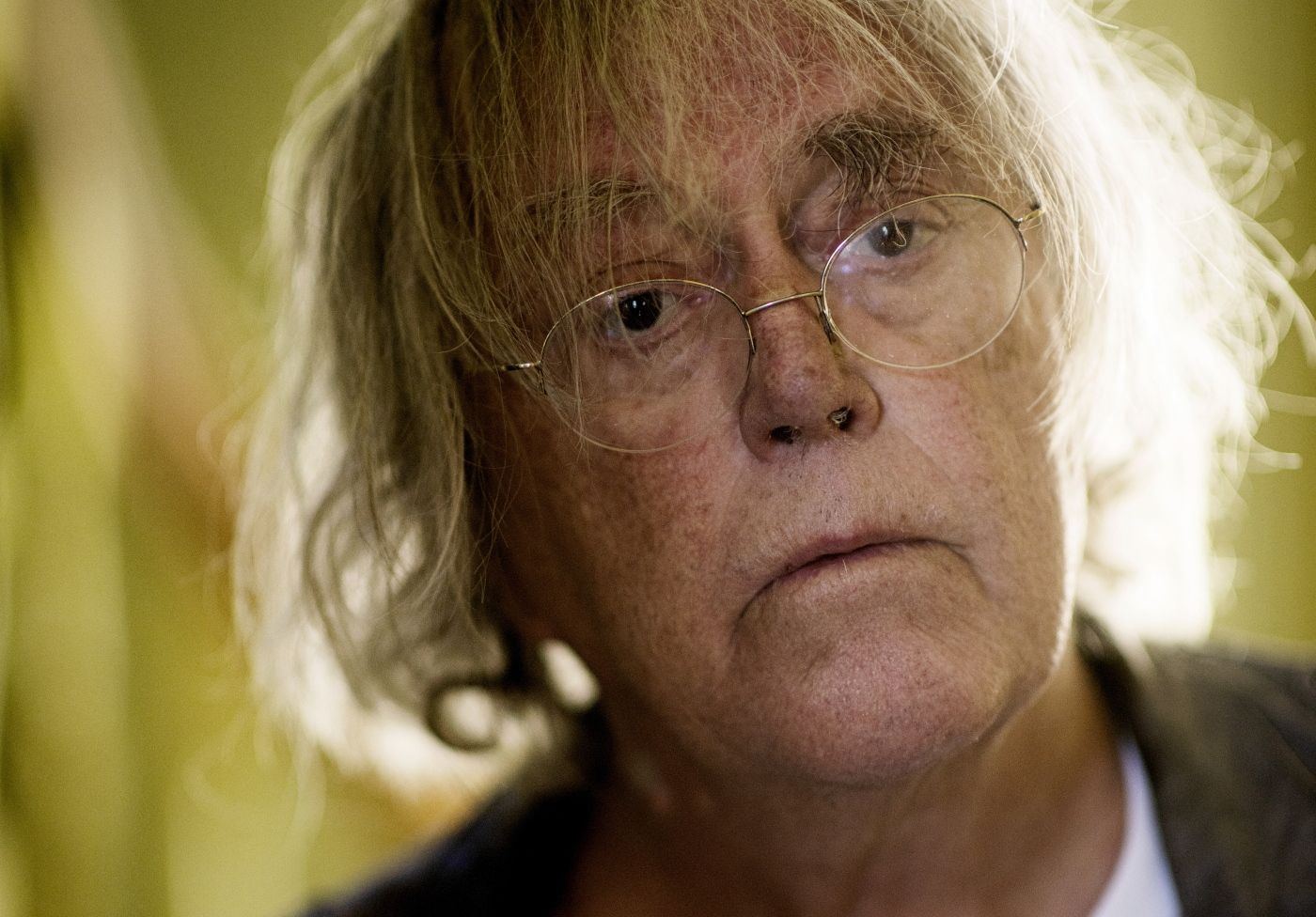 Forfatter Dag Solstad er aktuell med sin bok ’Tredje, og siste, roman om Bjørn Hansenª. 
 Her er han fotografert i familiens gamle sveitserhus på Veierland, en liten øy utenfor Nøtterøy.