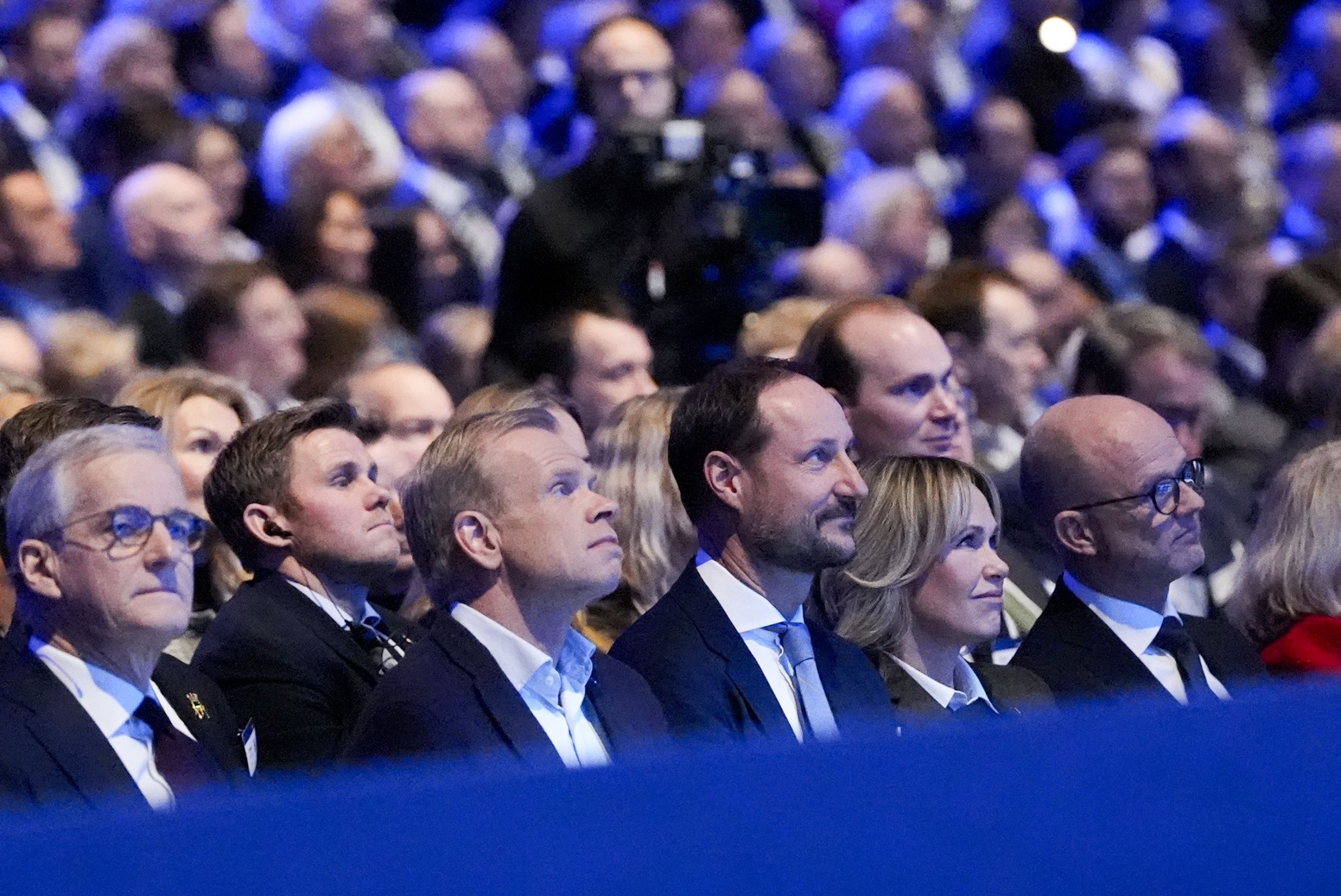 TETT: Statsminister Jonas Gahr Støre, Yara-sjef Svein Tore Holsether, kronprins Haakon, Oslo-ordfører Anne Lindboe og NHO-direktør Ole Erik Almlid sitter på første rad under NHOs årskonferanse i Oslo spektrum.
