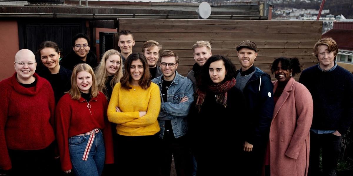 Klassekampen-akademiet 2019-2020. Fra venstre: Tomine Sandal, Maia Nielsen, Maren Irene Gåre Bakkevoll, Guri Barka Martins, Hanna Kristin Hjardar, Peder Østring, Lara Rashid, Bjørn Windquist, Ådne Loennechen Feiring, Even Sebastian Skallerud, Nora Warholm Essahli, Tevje Hetlelid, Habon Beegsi og Bendik Hugstmyr Woie.Foto: Anniken C. Mohr