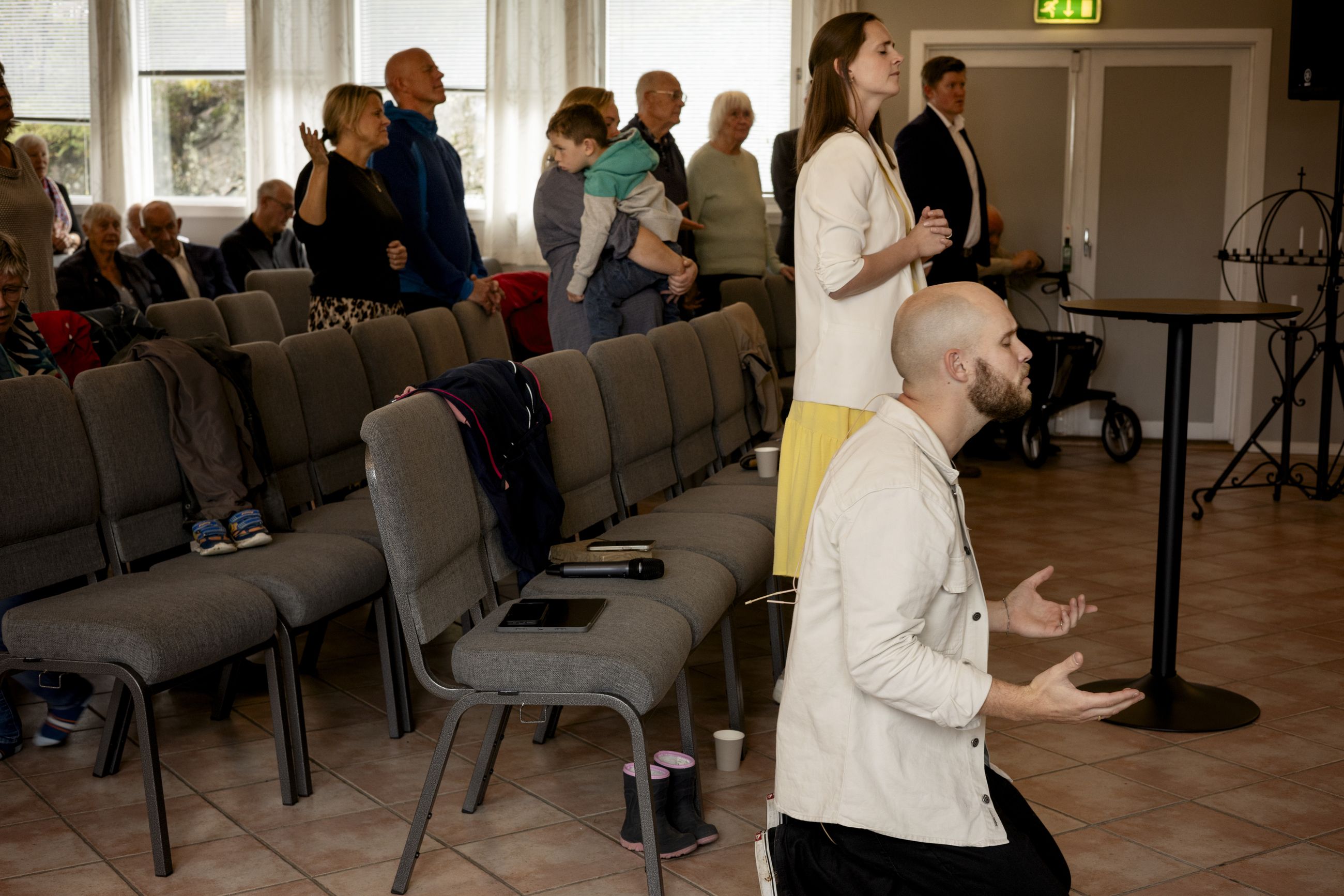 Lidenskap: Daniel Sæbjørnsen kneler under gudstjenesten i Passion-menigheten han har plantet i Bergen.