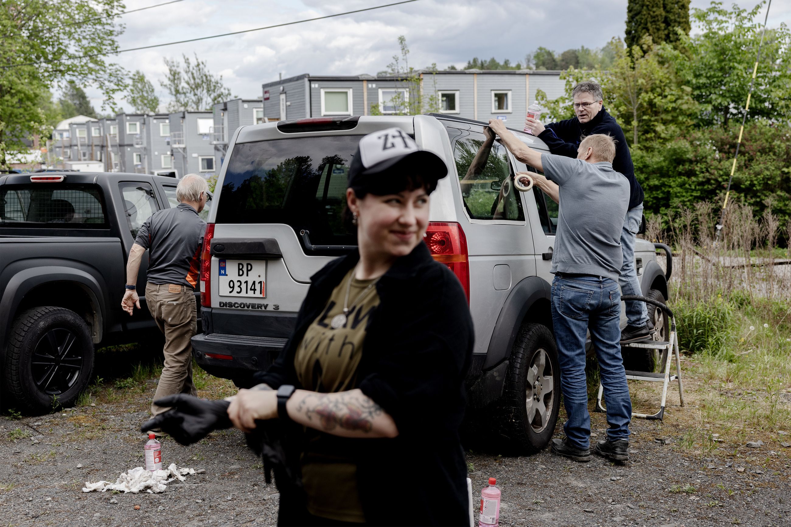 VERKSTED: På ei slette i Oslo har aktivister dugnad for å omlakkere og klargjøre biler som skal settes inn i motstandskampen i Ukraina.