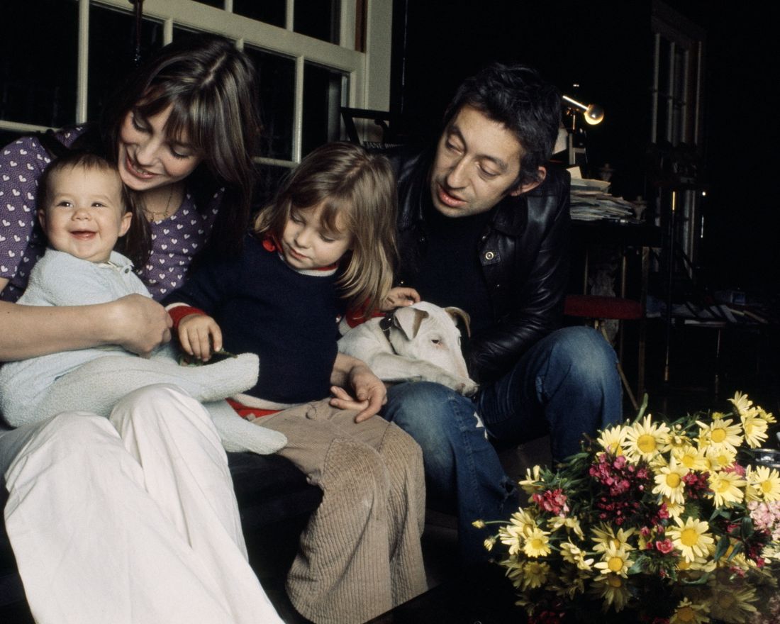 French singer and songwriter Serge Gainsbourg with his partner British singer and actress Jane Birkin, their daughter Charlotte (born on July 21st, 1971), and Jane's daughter, Kate Barry (she had with British composer John Barry), at home in Paris. (Photo by Alain Dejean/Sygma via Getty Images)