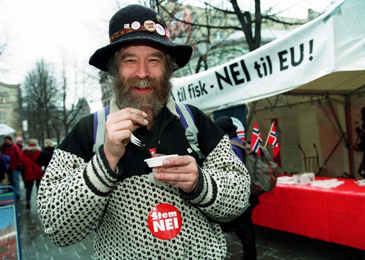 Jarle Olsen fra Levanger spiser hvalbiff i Oslo. Han hadde, som mange, møtt opp i hovedstaden for å demonstrere på Youngstorget.