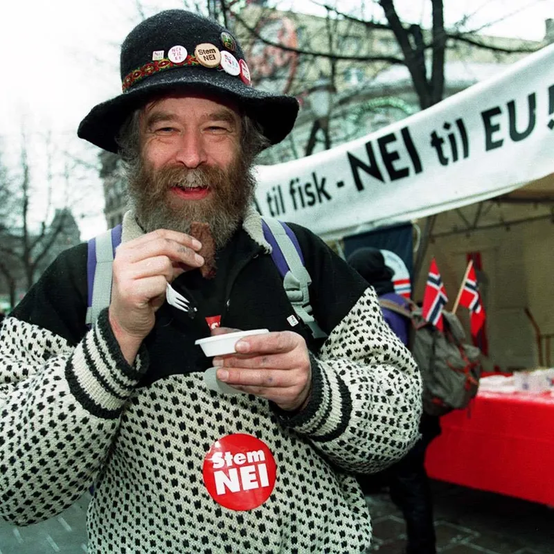 Jarle Olsen fra Levanger spiser hvalbiff i Oslo. Han hadde, som mange, møtt opp i hovedstaden for å demonstrere på Youngstorget.