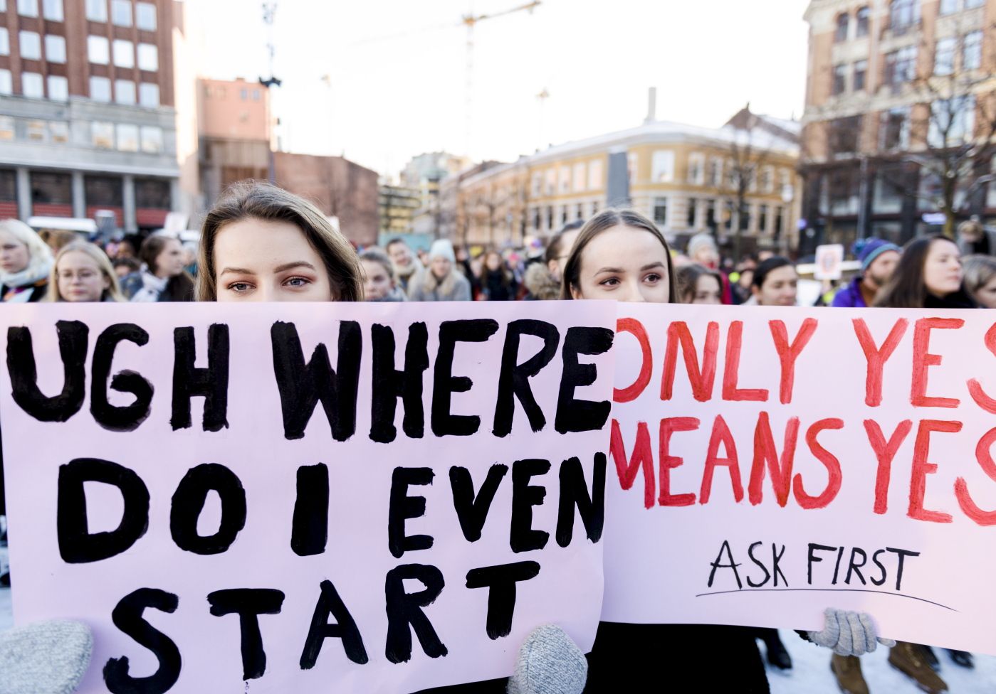 Søndag marsjerte omlag 1000 mennesker i Oslos gater for å vise sin støtte til #meetoo-kampanjen. FOTO: Klaudia Lech