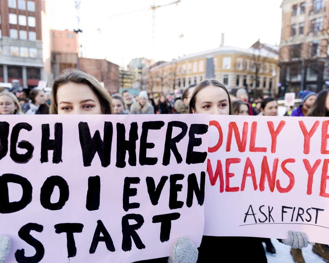 Søndag marsjerte omlag 1000 mennesker i Oslos gater for å vise sin støtte til #meetoo-kampanjen. FOTO: Klaudia Lech