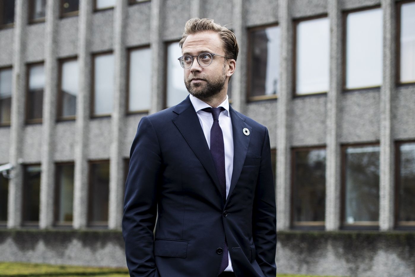 20191018 - Oslo, Norge. Digitaliseringsminister Nikolai Astrup (H) utenfor Y-blokka i regjeringskvartalet.