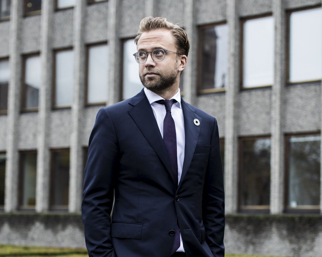 20191018 - Oslo, Norge. Digitaliseringsminister Nikolai Astrup (H) utenfor Y-blokka i regjeringskvartalet.
