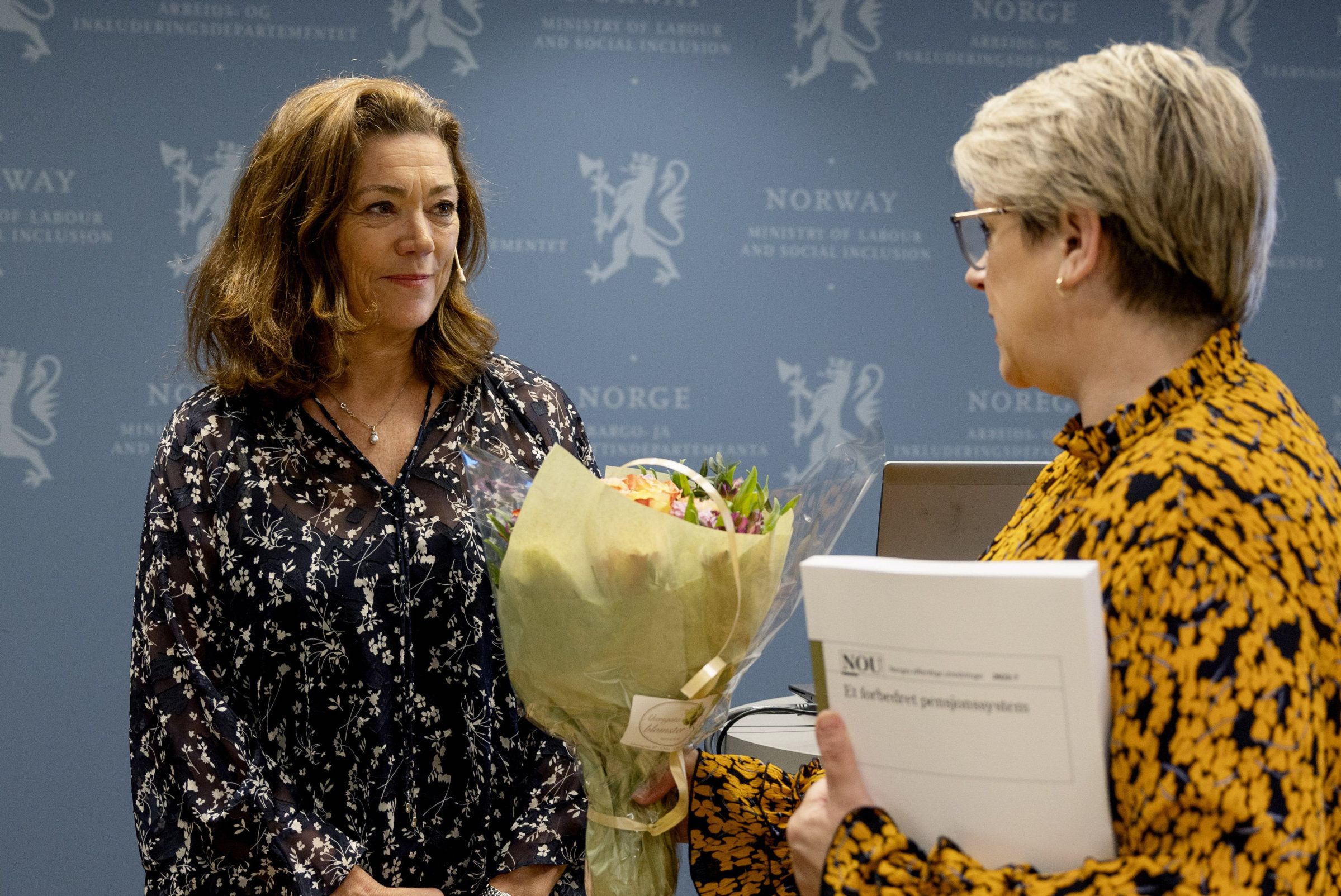 Oslo, Norge. 16.06.22. Pensjonsutvalgets leder Kristin Skogen Lund overleverer utredningen til arbeids- og inkluderingsminister, Marte Mjøs Pedersen (AP). I Arbeids- og inkluderingsdepartementets lokaler. Til avis 17.06.22. Foto: Charlotte Førde Skomsøy