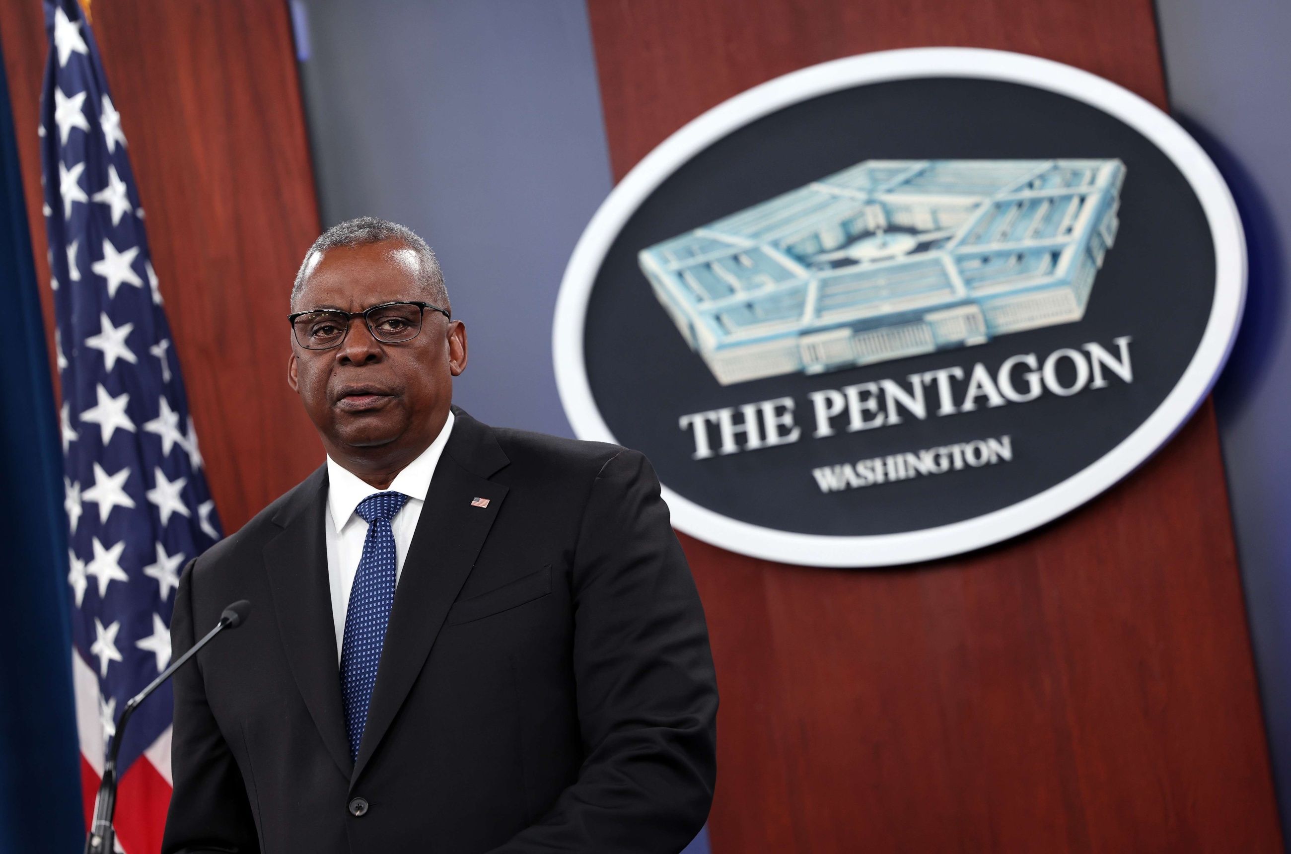 USA's "forsvars"-minister, Lloyd Austin foran et skilt for The Pentagon.