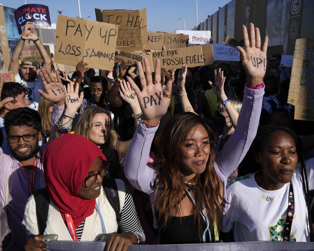 HISTORISK: Klimaaktivister demonstrerer utenfor klimatoppmøtet i Sharm el-Sheikh i Egypt.