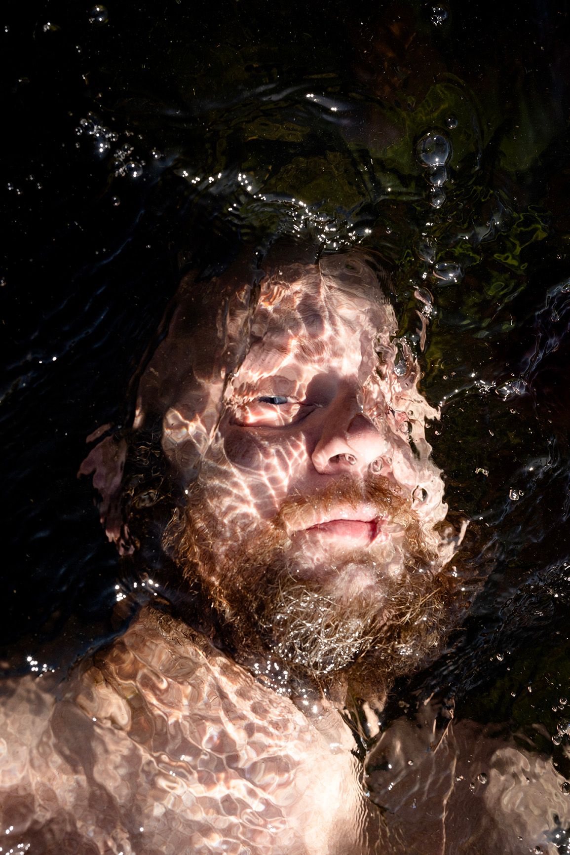 Oslo, 19. august Politikeren Mímir Kristjánsson har skrevet boka om hvordan alkoholisme har gått i arv i den islandske slekta hans. Kristjánsson snakker om sitt eget alkoholkonsum. Når er det for mye? Når tar alkoholen over og man drukner i den? Sola skinte, men vannet var så kaldt at kroppen skalv i bølgene som slo innover i fjæra på Hovedøya. Foto: Anniken C. Mohr