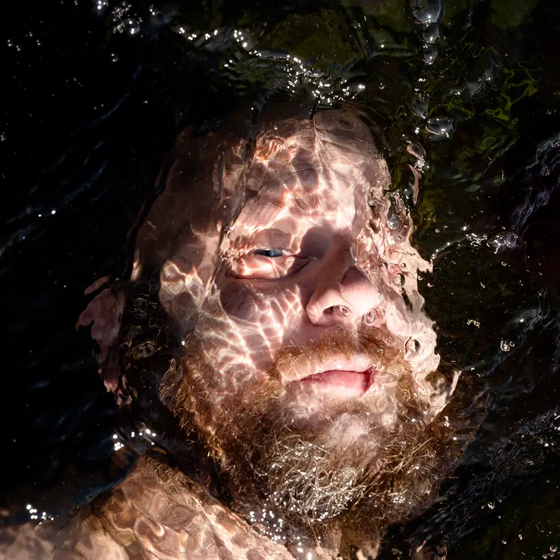 Oslo, 19. august Politikeren Mímir Kristjánsson har skrevet boka om hvordan alkoholisme har gått i arv i den islandske slekta hans. Kristjánsson snakker om sitt eget alkoholkonsum. Når er det for mye? Når tar alkoholen over og man drukner i den? Sola skinte, men vannet var så kaldt at kroppen skalv i bølgene som slo innover i fjæra på Hovedøya. Foto: Anniken C. Mohr