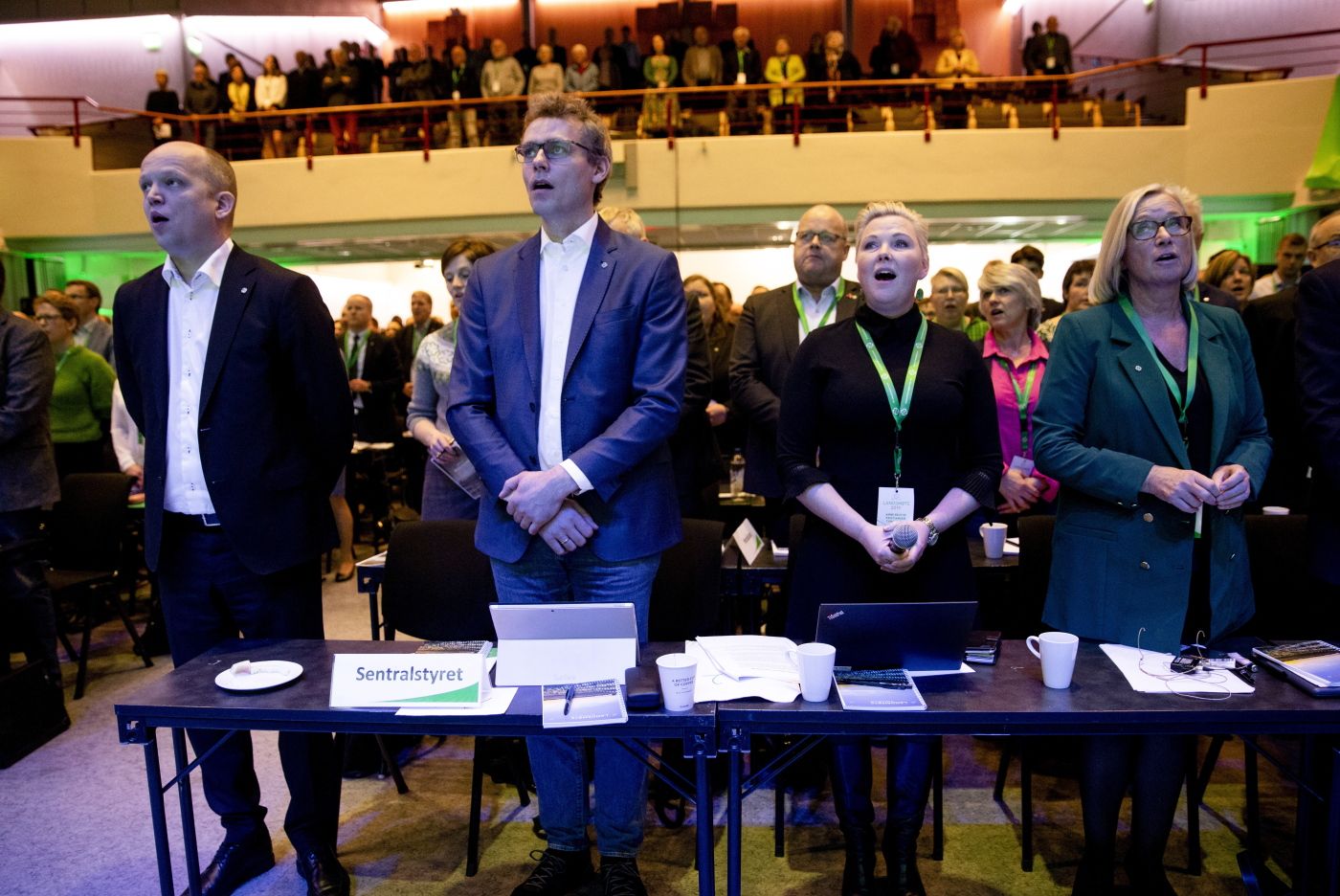 Landsmøte i Senterpartiet, på Scandic Hotell i Hamar, 21.-24. mars 2019. 
  
 Fra venstre, partileder Trygve Slagsvold Vedum, 1. nestleder Ola Borten Moe, 2. nestleder Anne Beathe Kristiansen Tvinnereim og Marit Arnstad synger Mellom bakkar og berg. 
  
 Foto: Tom Henning Bratlie