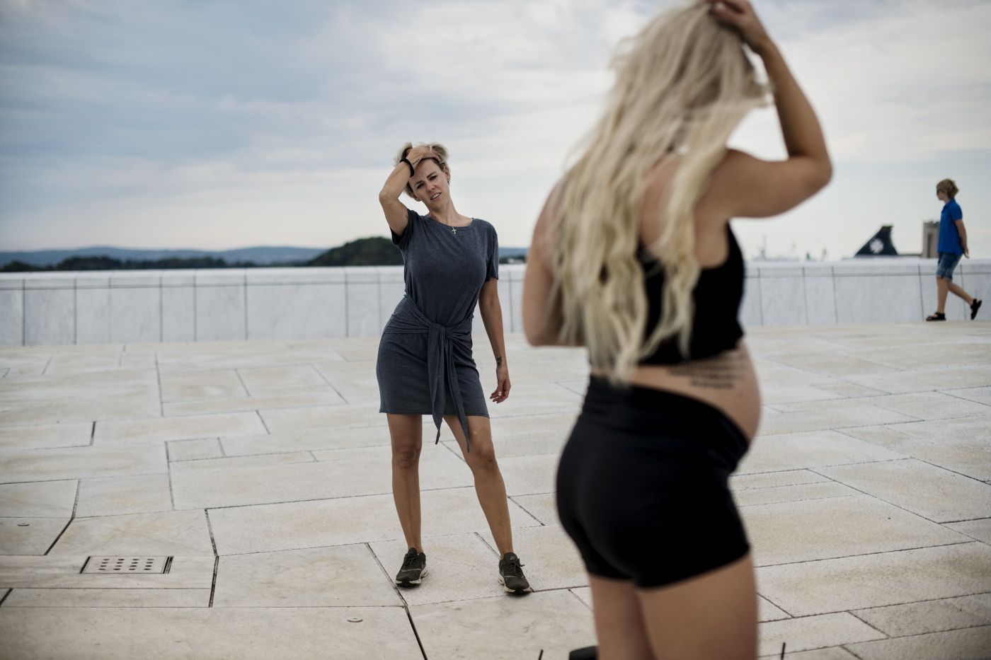 En ny forskningsrapport deler folk som ikke følger tett med på nyhetsbildet i tre grupper: De som ikke synes det er interessant/relevant, de samfunnsengasjerte som heller leser seg opp på enkelte felt, og de som tar nyhetsstrømmen sånn innover seg at de blir triste og overveldet. Vi har møtt fire mennesker som representerer disse typene, dog ikke stereotypis. 
 Her: Blogger og fotograf Anette Marie Antonsen tar bilder av den gravide bloggkollegaen Mari Mundal Krogshus på Operataket.