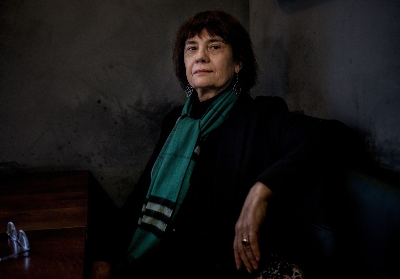 Den franske filosofen Catherine Malabou. Bakgrunnen er at Malabous bok "Hva skal vi gjøre med hjernen vår?" nå foreligger på norsk. Hennes poeng er at våre hjerner ikke er forhåndsprogrammerte, men forandrer seg hele livet.