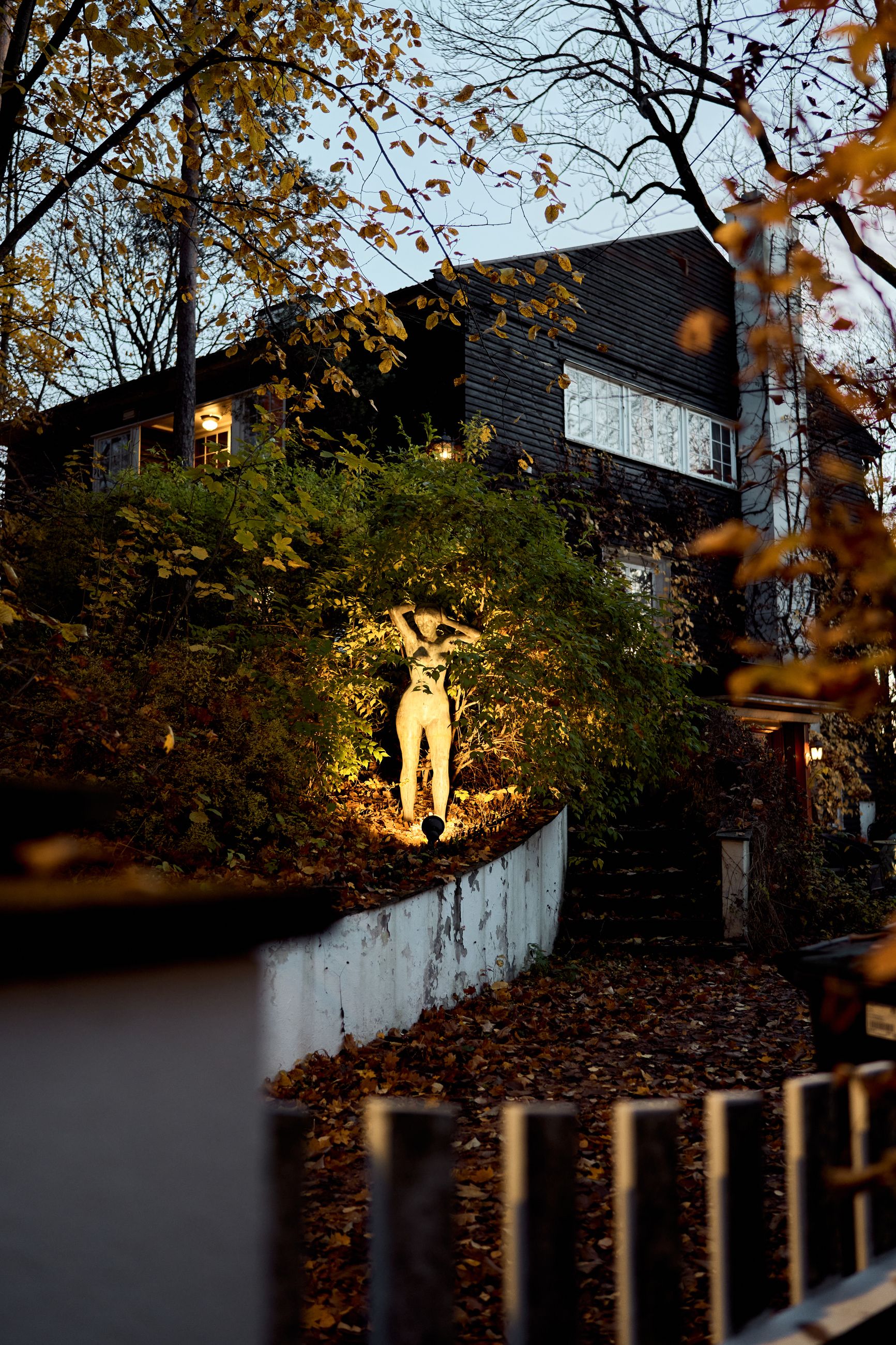 USJENERT: I frodige Prinsessealléen på Skøyen ligger flere av Oslos mest herskapelige boliger. Dette huset, beliggende inntil en arm av Frognerparken, ble nylig solgt for beskjedne 22 millioner kroner.