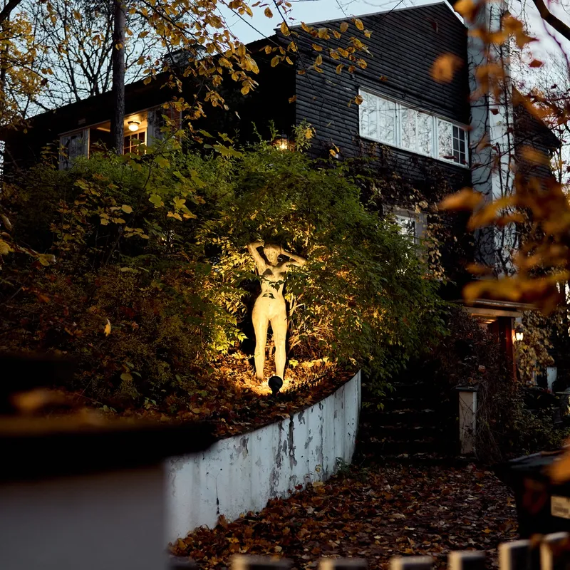 USJENERT: I frodige Prinsessealléen på Skøyen ligger flere av Oslos mest herskapelige boliger. Dette huset, beliggende inntil en arm av Frognerparken, ble nylig solgt for beskjedne 22 millioner kroner.