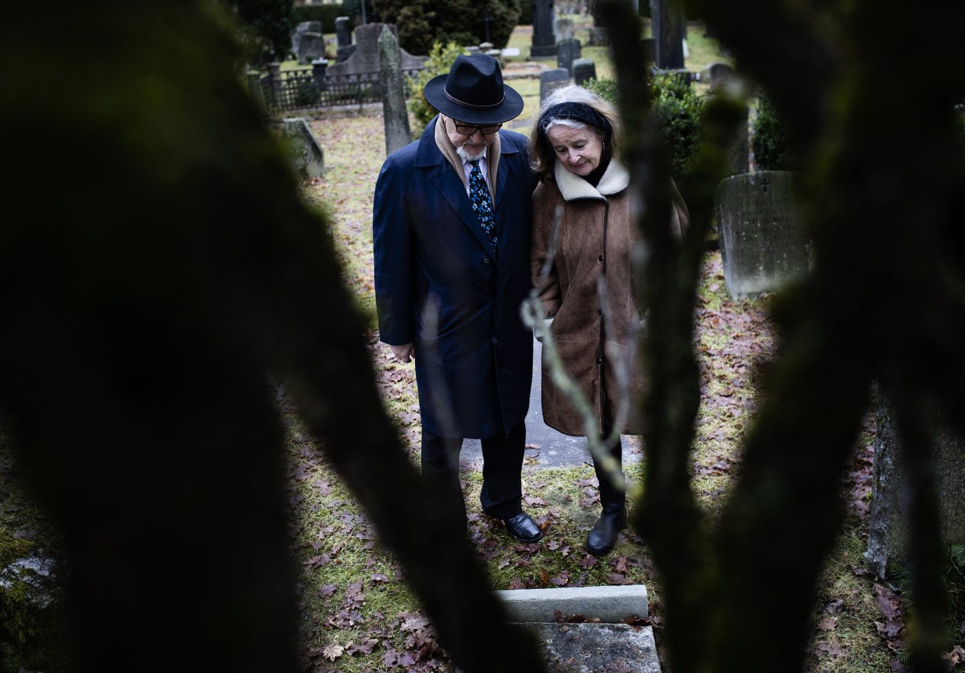 Oslo, Norge, 21.02.2020. Synne Skouen og Nils Heyerdal står ved gravstedet til poeten og skuespilleren Claes Gill. Graven står i fare for å bli slettet. Foto: Christopher Olssøn.