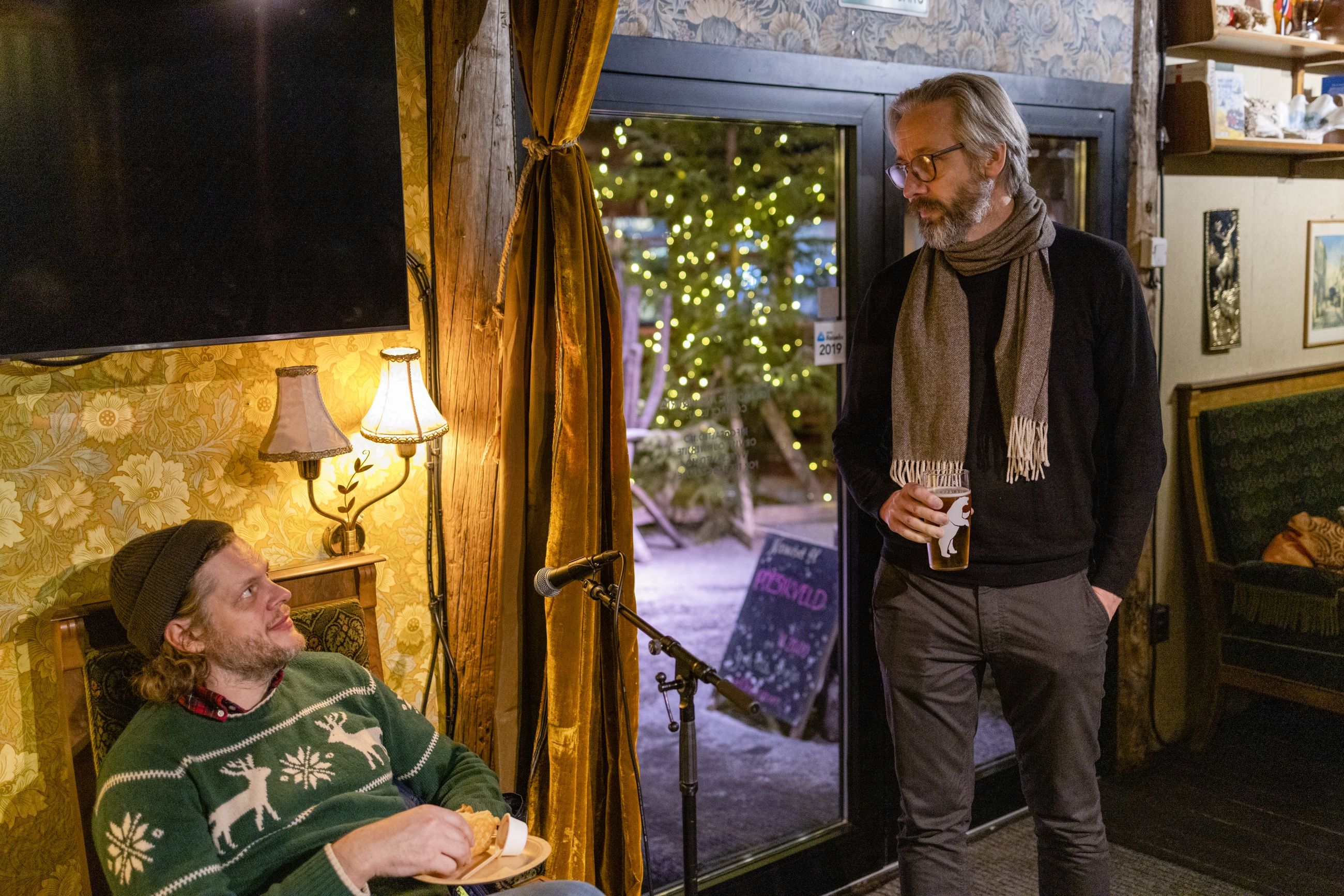 Poetisk: Programleder Hans Olav Brenner og professor Hans Kristian Rustad på poesi­aften i Oslo.