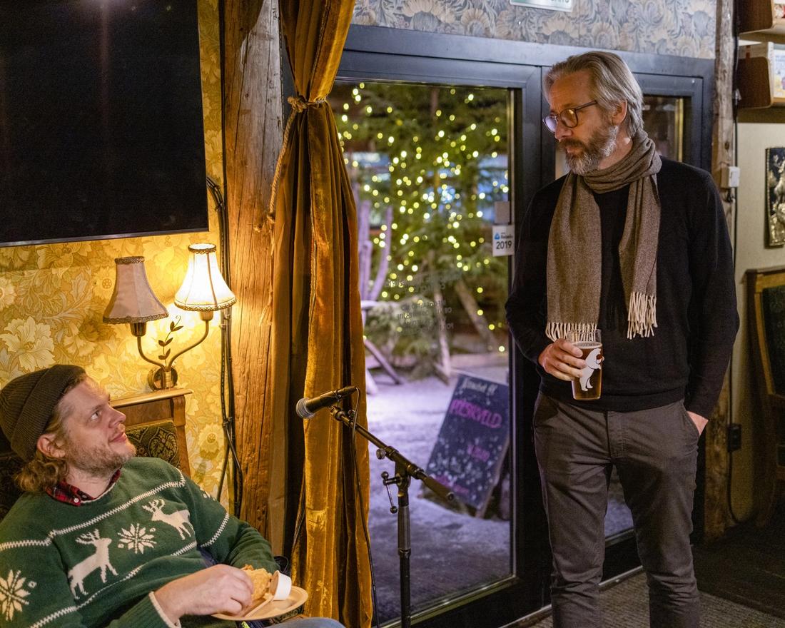 Poetisk: Programleder Hans Olav Brenner og professor Hans Kristian Rustad på poesi­aften i Oslo.
