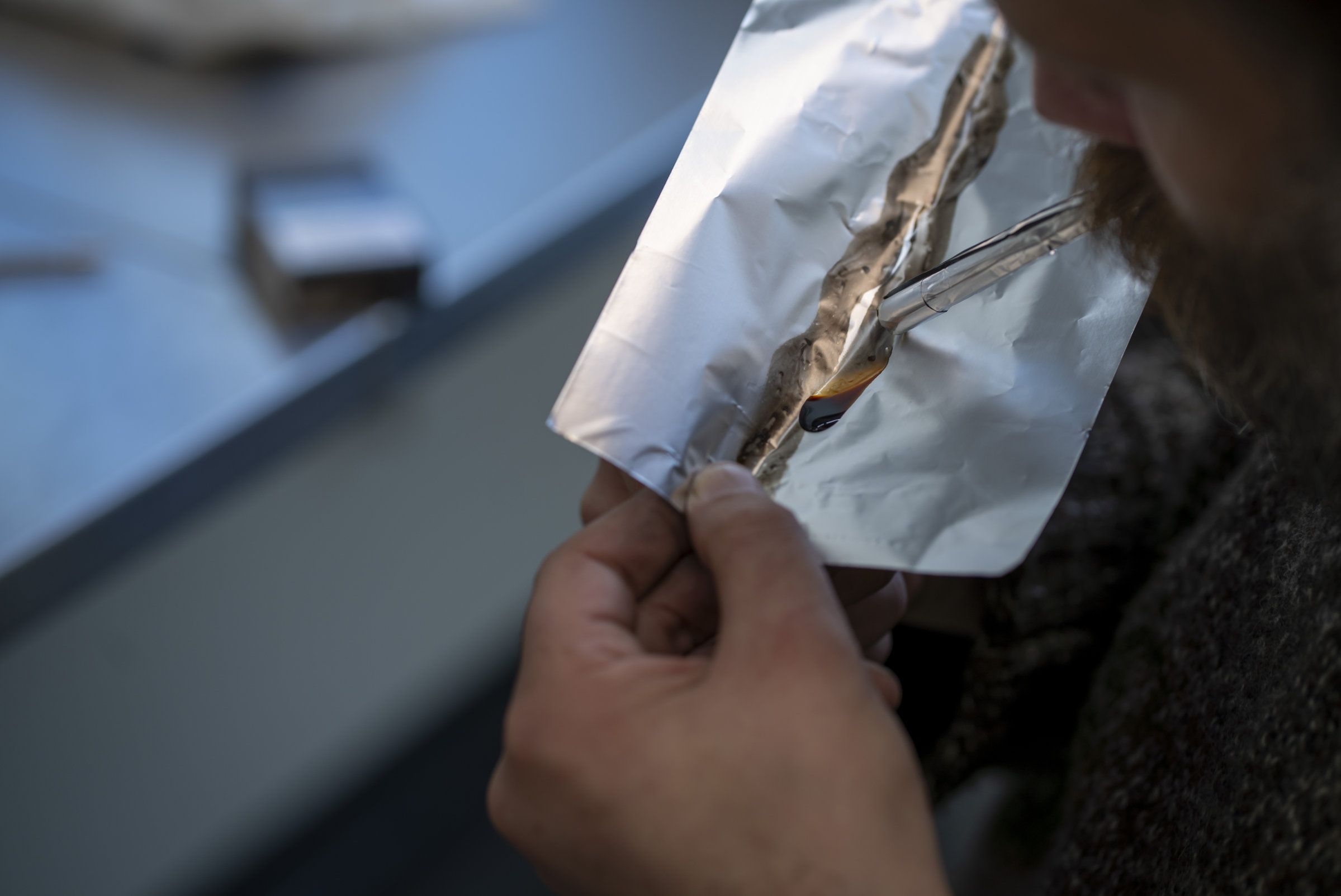 Oslo 20200831.
Rusavhengige ‘Calleª (41) røyker heroin i et eget inhaleringsrom som også kalles heroinrøykerommmet. Det ligger vegg i vegg med sprøyterommet i Prindsen mottakssenter i Storgata.
Foto: Heiko Junge / NTB