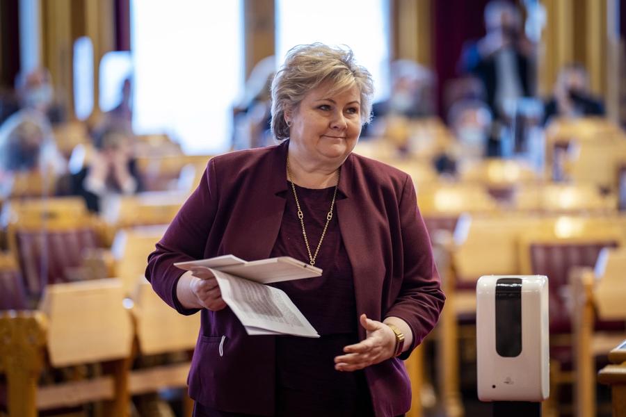 Solberg forsvarer milliardstøtta til de store, men åpner likevel for å endre ordningen.