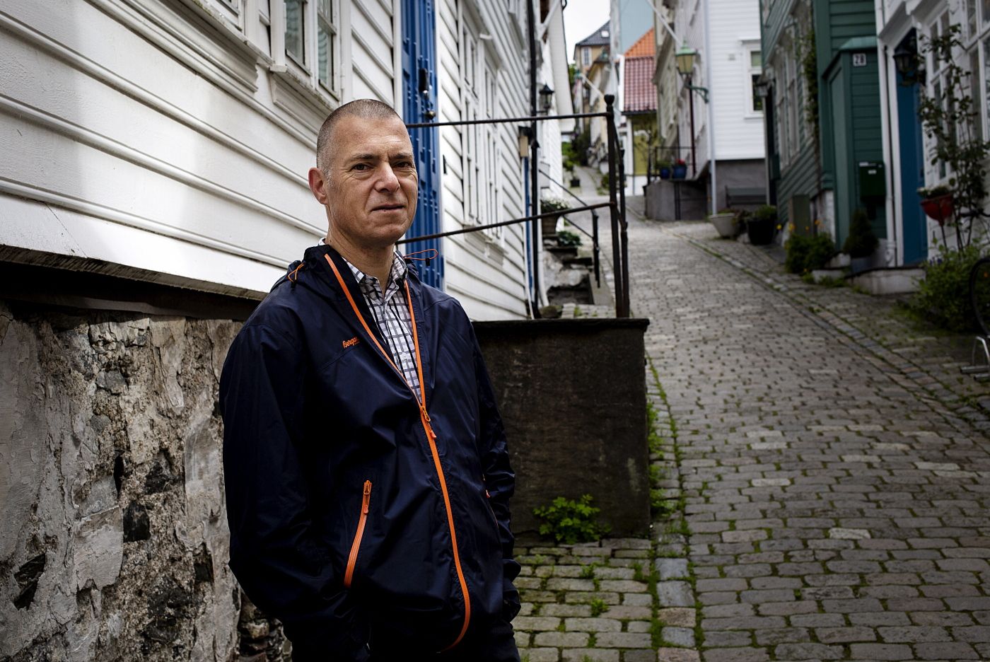 Tormod Carlsen, leder i Byliv Bergen, en paraplyorganisasjon for velforeninger i Bergen sentrum foran Strangebakken 23, et hus ulovlig omgjort til korttidsutleie for turister. Foto: Gunnar Wiederstrøm.