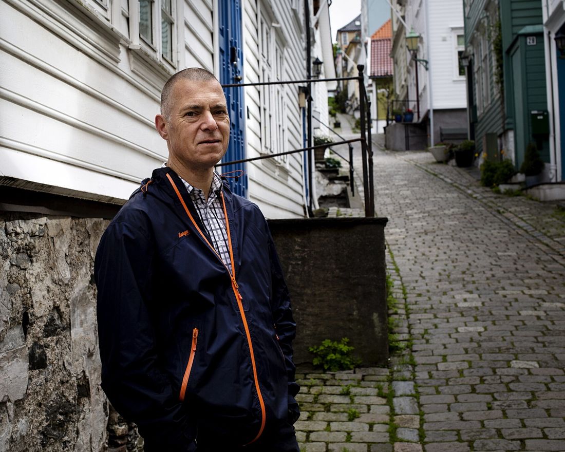 Tormod Carlsen, leder i Byliv Bergen, en paraplyorganisasjon for velforeninger i Bergen sentrum foran Strangebakken 23, et hus ulovlig omgjort til korttidsutleie for turister. Foto: Gunnar Wiederstrøm.
