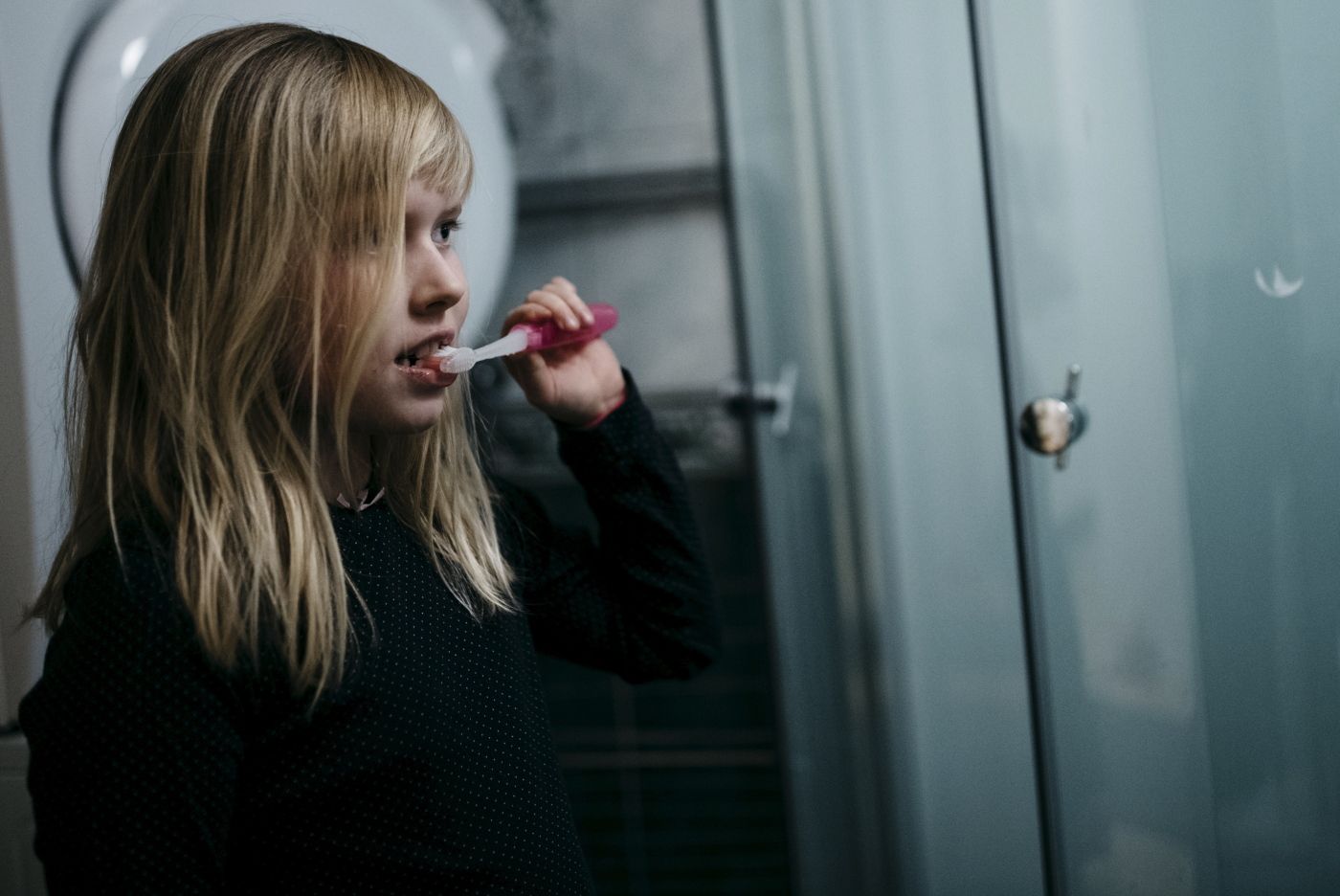 Rødehettesenteret ligger i en vanlig leilighet i en bygård på Tøyen. 
  
 Aleneforeldreforeningen på Tøyen i Oslodriver Rødehettesenteret ñ et nattilbud for barn som drives på omgang av foreldrene selv. De mener det er et skrikende behov for hjelp til barneomsorg utenom barnehagens åpningstider. 
  
 Norske myndigheter vil at småbarnsforeldre skal være i full jobb og de er motstandere av at kvinner jobber deltid i skiftarbeid som helsetjenesten. Samtidig øker antallet som har aleneomsorg for barn  ñ er tiden inne for å tilby barnehage kveld, netter og helger? 
 Foto: Fartein Rudjord