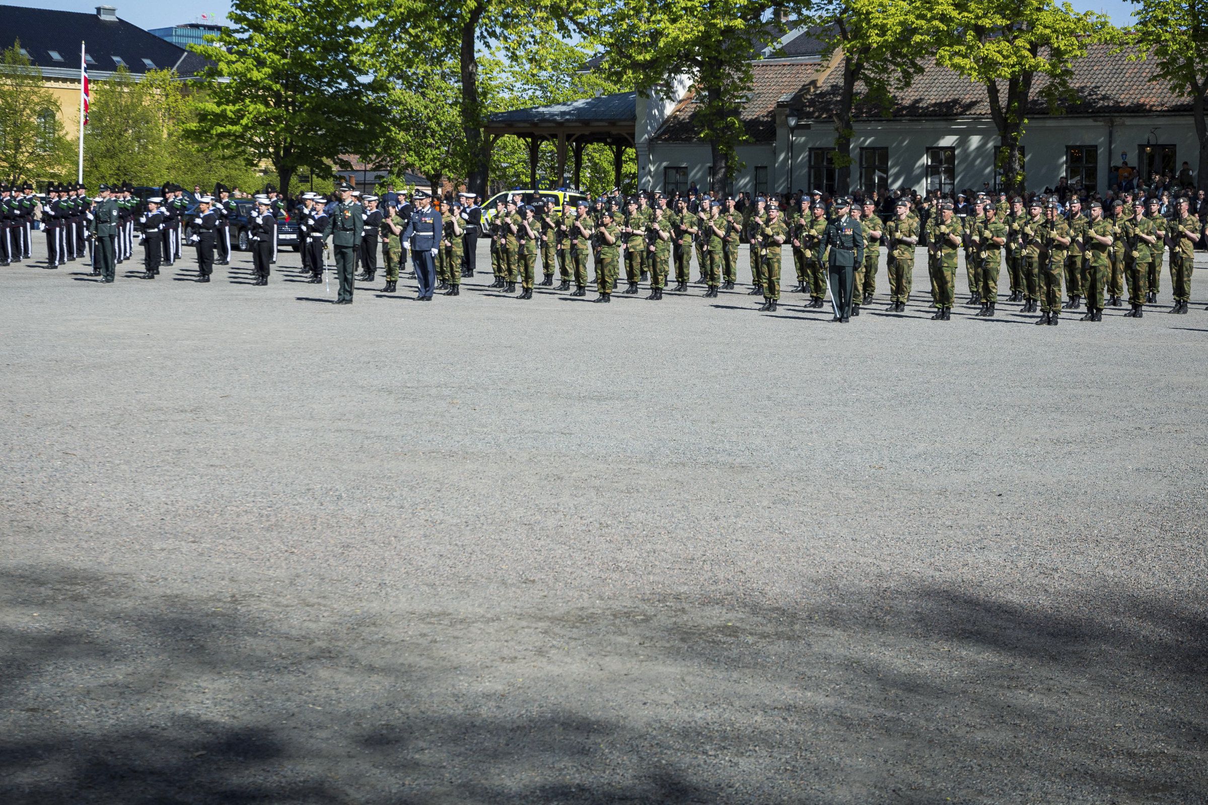 Oslo 20220508. 
 Militær oppstilling under markeringen av Frigjøringsdagen 8. mai på Festningsplassen i Oslo. 
 Foto: Alf Simensen / NTB