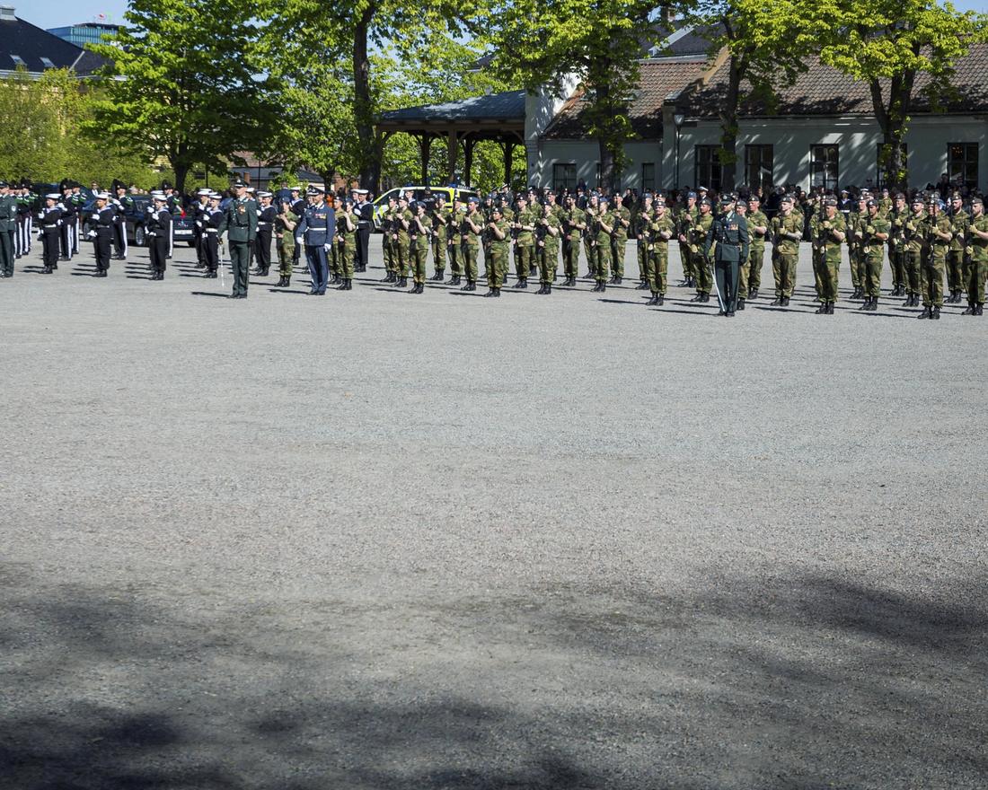 Oslo 20220508. 
 Militær oppstilling under markeringen av Frigjøringsdagen 8. mai på Festningsplassen i Oslo. 
 Foto: Alf Simensen / NTB